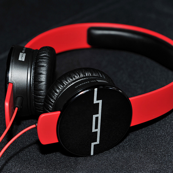 使用耳机时应如何保护耳朵？