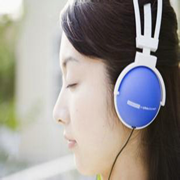 女子戴耳机突发耳聋 专家：勿超播放器最高音量2/3